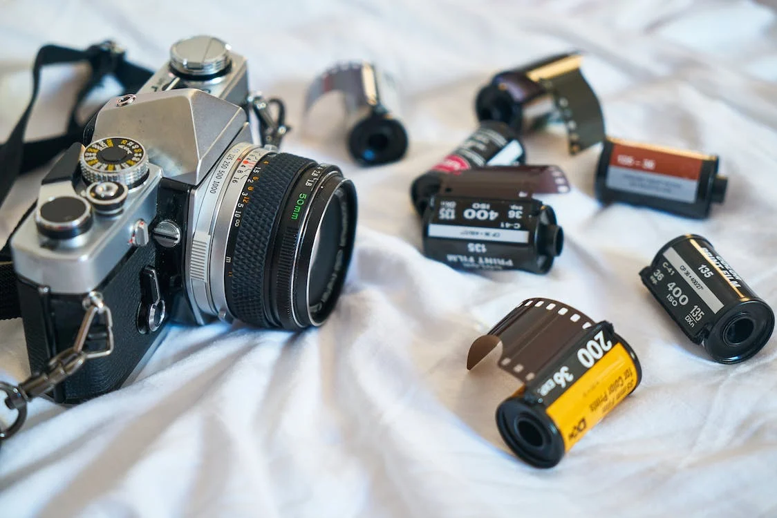 Analoge Kamera mit Filmrollen